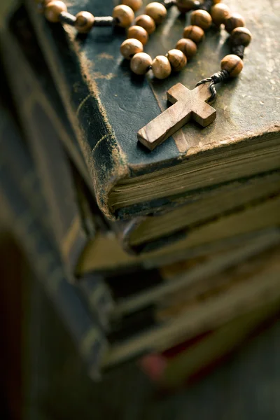 Oude boeken met rozenkrans kralen — Stockfoto