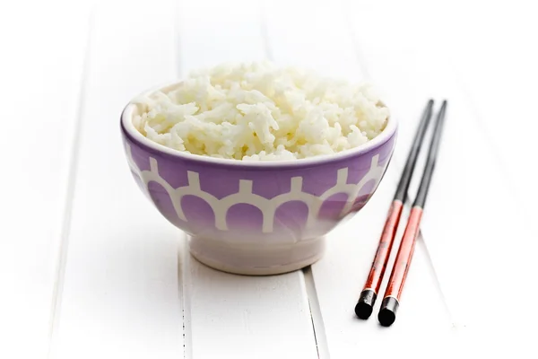 Tigela de cerâmica com arroz jasmim — Fotografia de Stock