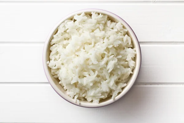 Рис жасмину в керамічній мисці — стокове фото