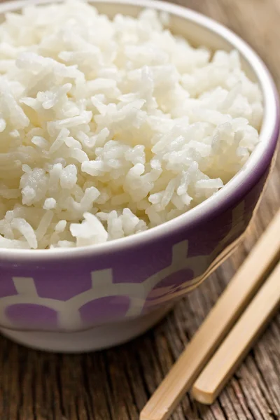 Arroz jazmín en tazón de cerámica — Foto de Stock