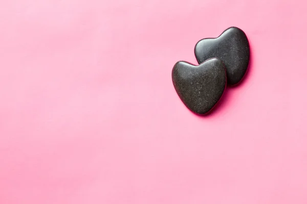 Twee zwarte stenen harten — Stockfoto