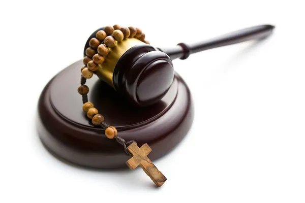 Judge's gavel and rosary beads — Stock Photo, Image