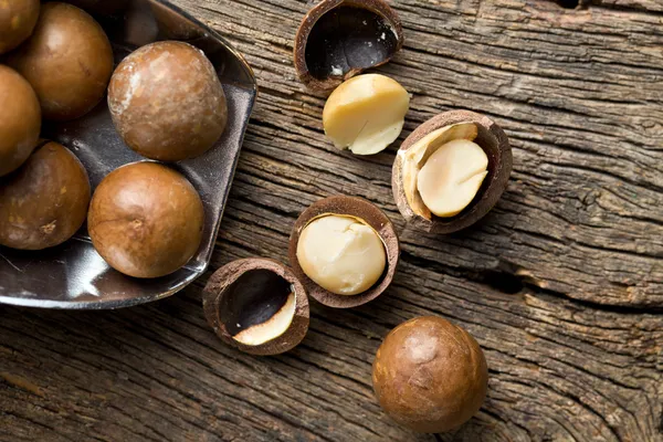 Macadamia-Nüsse auf der Schaufel — Stockfoto