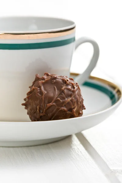 Trufa de chocolate con taza de cerámica — Foto de Stock