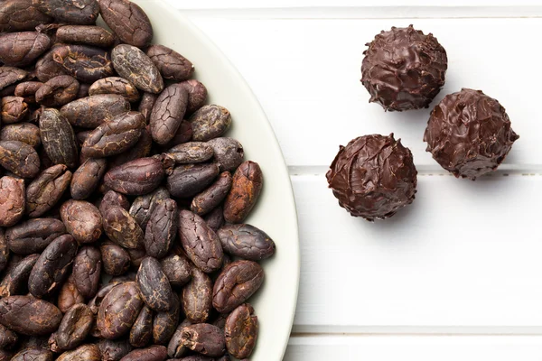 Donkere chocolade truffels en cacaobonen — Stockfoto