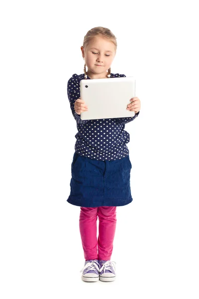 Маленькая девочка с планшетом — стоковое фото