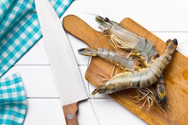 Camarones tigre en tabla de cortar —  Fotos de Stock