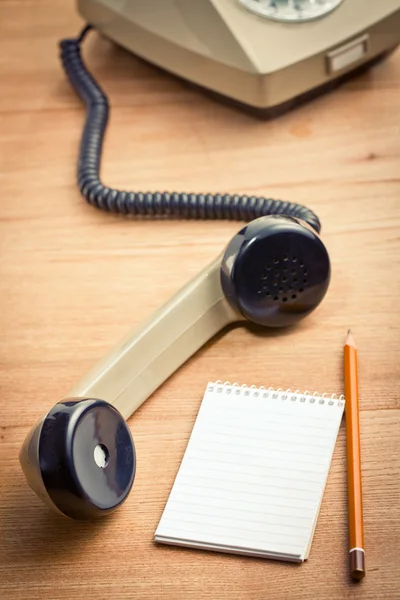 Alte Telefonhörer mit Notebook — Stockfoto