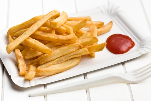 Papas fritas con ketchup en plato de papel —  Fotos de Stock
