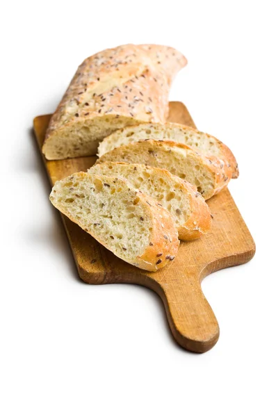 Pan rebanado en la tabla de cortar — Foto de Stock