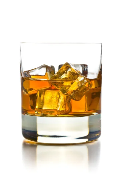 Виски со льдом в стекле — стоковое фото
