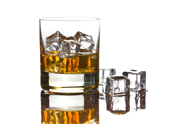 Whisky met ijs in glas — Stockfoto