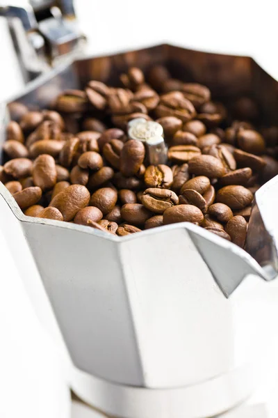 咖啡豆放进咖啡机 — 图库照片