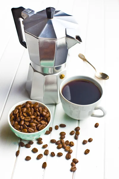 Fincan kahve ve kahve çekirdekleri ile kahve makinesi — Stok fotoğraf