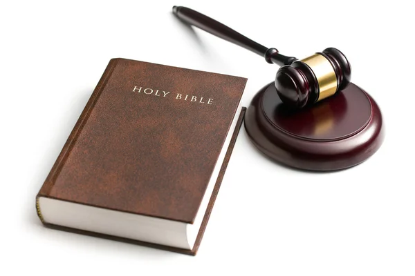 Yargıç tokmak ile kutsal İncil — Stok fotoğraf