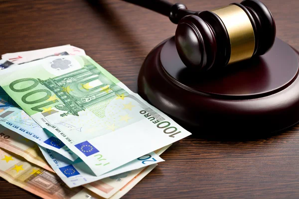 Judge gavel with euro bills — Stock Photo, Image