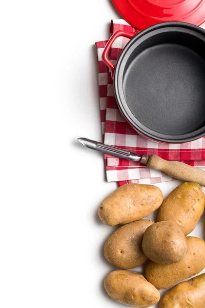 未煮熟的土豆和老木削皮机 — 图库照片
