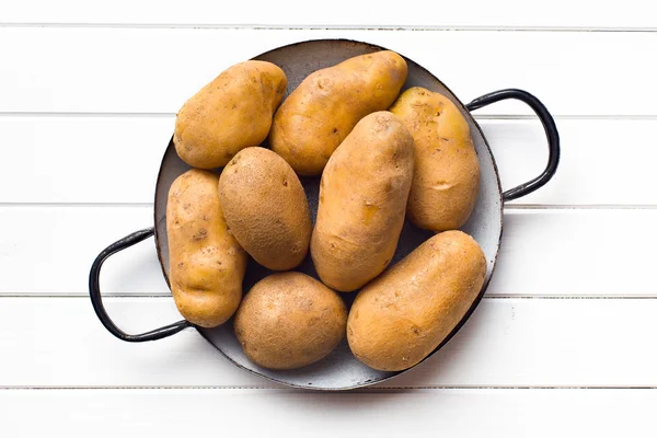 Patatas crudas en olla — Foto de Stock