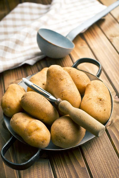Ahşap Soyucu ve patates — Stok fotoğraf
