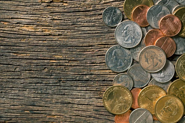 Amerikaanse munten op oude houten achtergrond — Stockfoto