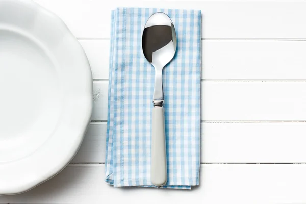 Cucchiaio e piatto vuoto — Foto Stock