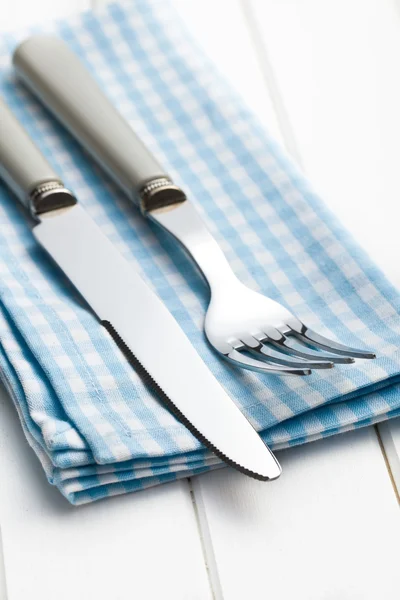 Gaffel och kniv på rutig servett — Stockfoto