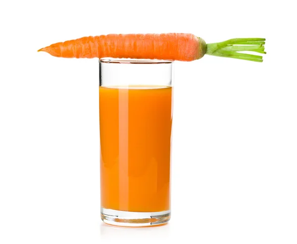 Suco de cenoura em vidro com cenoura — Fotografia de Stock
