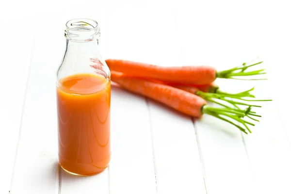 Botella de jugo de zanahoria con zanahorias —  Fotos de Stock