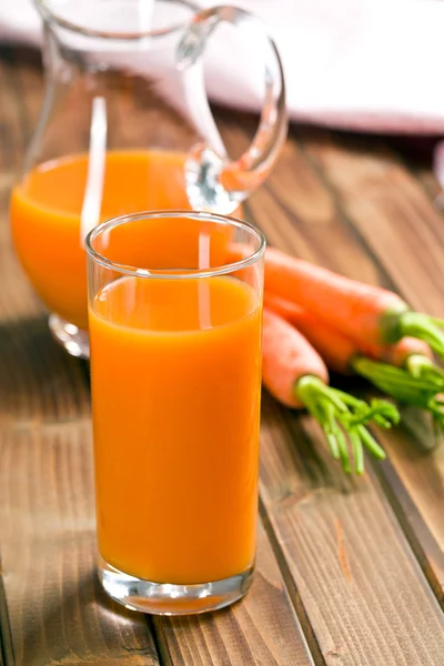 Karottensaft im Glas — Stockfoto