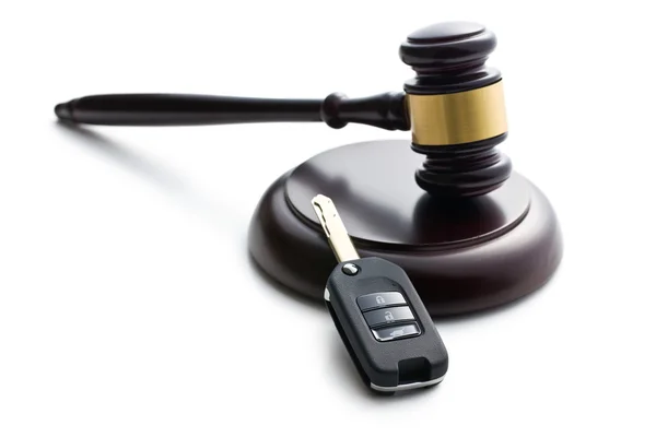 Car key and judge gavel — Stock Photo, Image