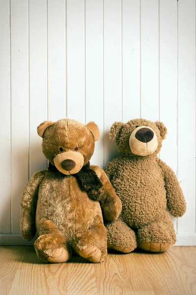 Eski ahşap duvar önünde oyuncak ayılar — Stok fotoğraf