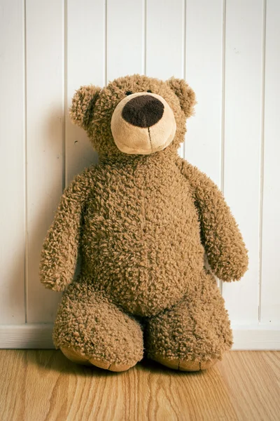 Teddy bear voor oude houten muur — Stockfoto