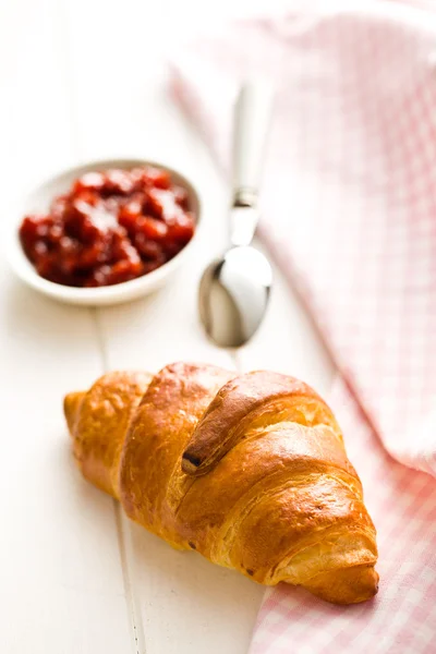 Croissant und Marmelade — Stockfoto
