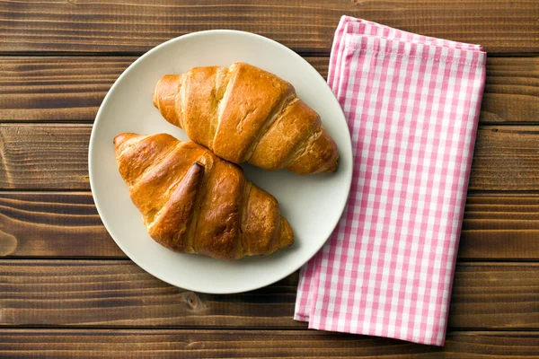 Bovenaanzicht van croissants op plaat — Stockfoto