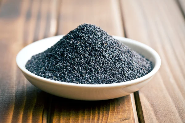 Poppy seed in bowl — Stock Photo, Image