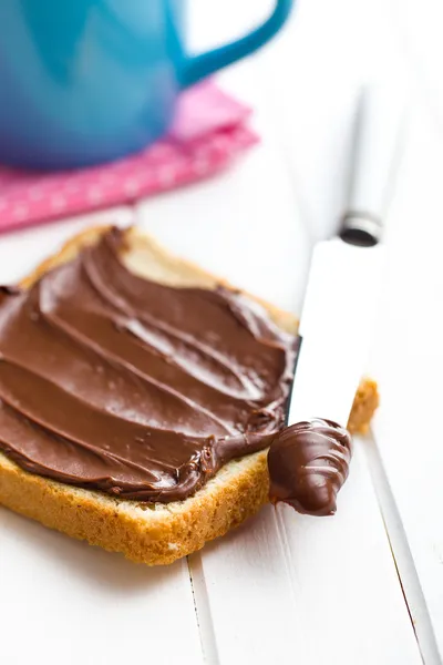 Propagação de chocolate com pão — Fotografia de Stock
