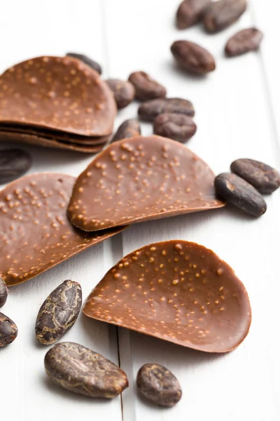 Шоколадная стружка с какао-бобами — стоковое фото