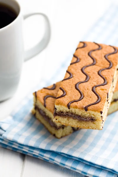 Postre dulce sobre mesa de madera blanca —  Fotos de Stock