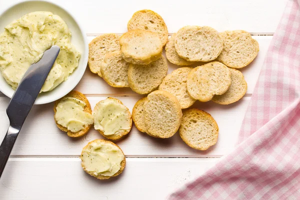 Bruschetta met kruidenboter — Stockfoto