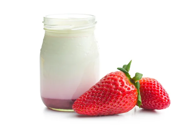 Yogurt in barattolo con fragola — Foto Stock