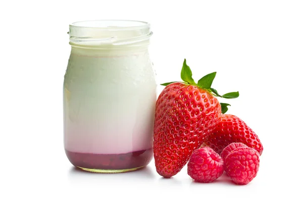 Йогурт в банке с клубникой и малиной — стоковое фото