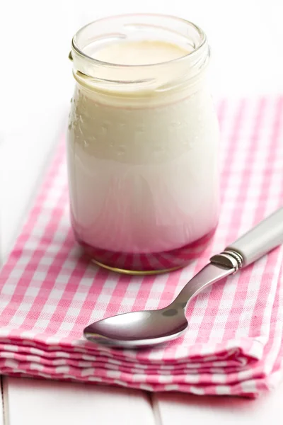 Yoghurt in pot — Stockfoto