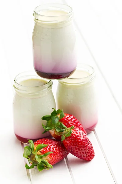 在罐子里的草莓酸奶 — 图库照片