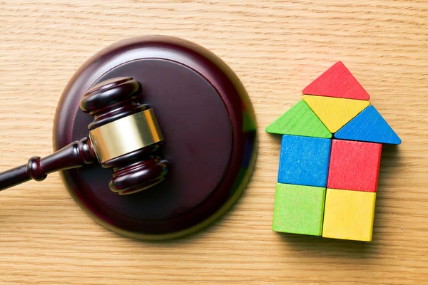 Wooden house and judge gavel — Stock Photo, Image