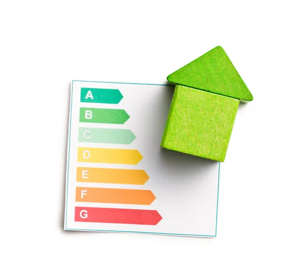 Houten huis met energie-efficiëntieniveaus — Stockfoto