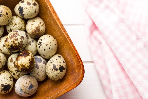 Quail eggs in wooden bowl — Stock Photo, Image