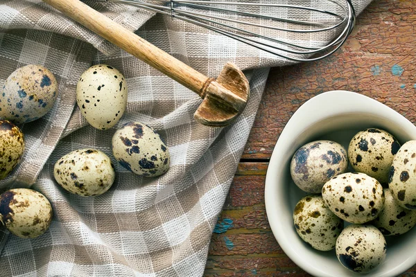 Top view of quail eggs on old wooden table — Stock Photo, Image