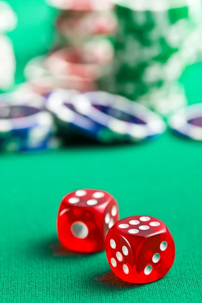 Červené kasino kostky a kasino čipy — Stock fotografie