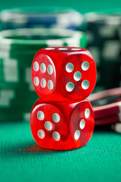 Červené kasino kostky a kasino čipy — Stock fotografie
