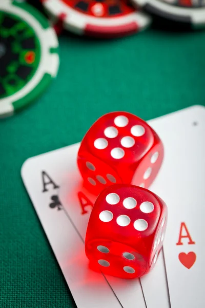 De rode casino dice en poker kaarten — Stockfoto